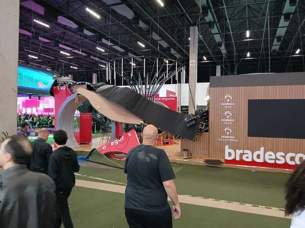 Estande da Bradesco Seguros desaba durante evento e deixa 2 pessoas levemente feridas