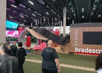 Estande da Bradesco Seguros desaba durante evento e deixa 2 pessoas levemente feridas