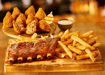 Coxinha é o aperitivo mais amado pelos brasileiros de acordo com o TasteAtlas