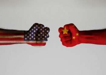 Governo dos EUA concretiza tarifa sobre importações da China e taxa em 100% veículos elétricos