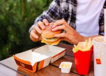 Surto de E. coli nos EUA pode estar relacionado a sanduíche do McDonald's