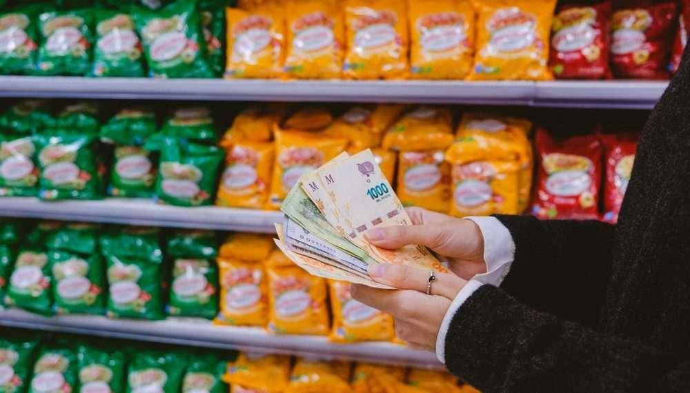 Supermercados e fast fashion lideram segmentos com maior sensibilidade a preços