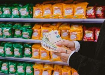 Supermercados e fast fashion lideram segmentos com maior sensibilidade a preços