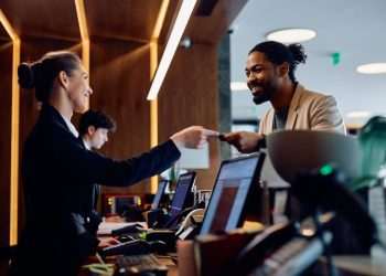 Seguindo o varejo, o setor de hospitalidade usa apps e quiosques para otimizar o atendimento