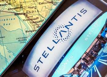Stellantis pode vender ou fechar marcas não lucrativas do grupo, afirma CEO