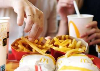 McDonald's é denunciado por ofertar lanches sem informações sobre riscos à saúde