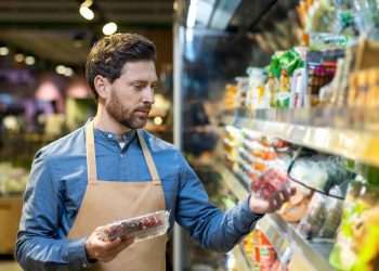 Confiança no comércio apresenta estabilidade em outubro após sequência de quedas