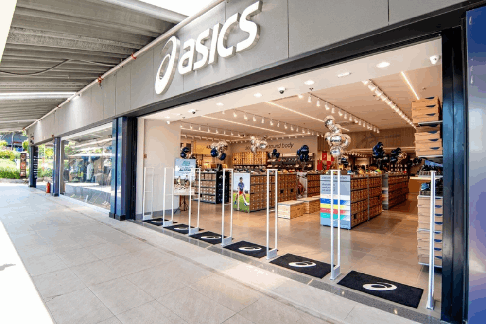 Asics reforça presença em São Paulo com nova loja no Outlet Premium Imigrantes