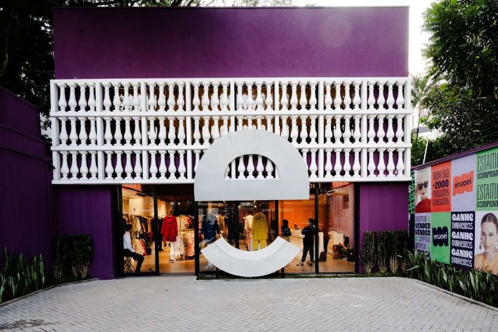 Enjoei incrementa operação com IA e prevê abrir 100 lojas no modelo de franquia por ano até 2027