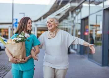 Expectativa de vida ao nascer no Brasil sobe para 76,4 anos em 2023