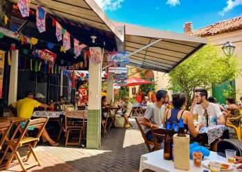 Bares e restaurantes registram leve queda nas vendas em outubro