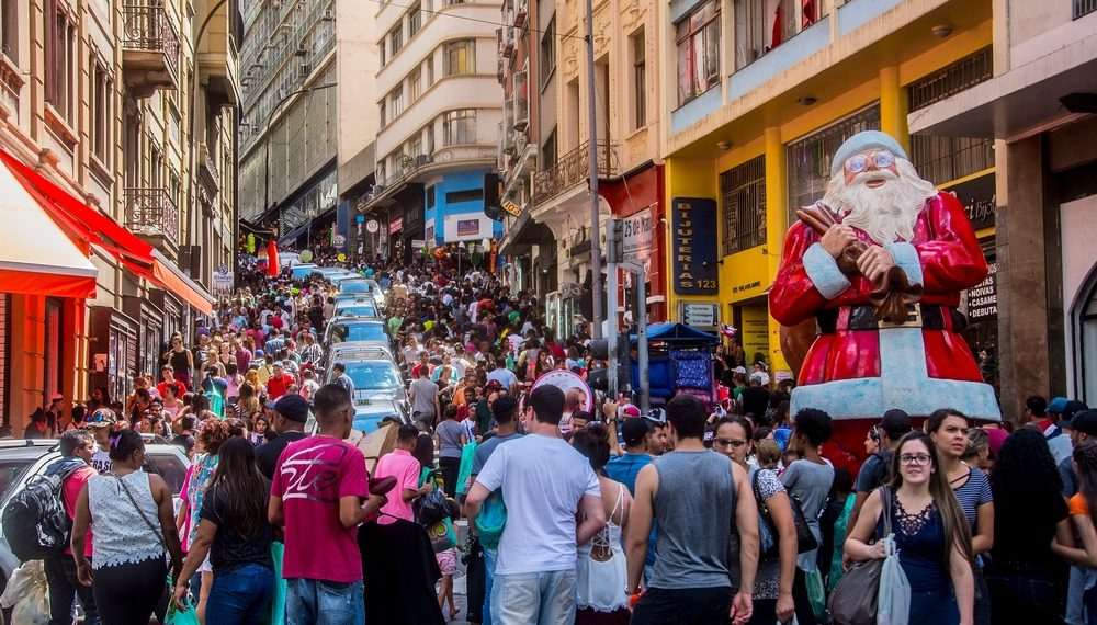 Quase metade dos brasileiros pretende comprar presentes no Natal
