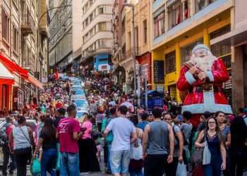 Quase metade dos brasileiros pretende comprar presentes no Natal