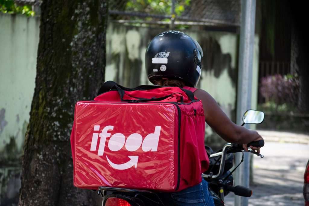 iFood anuncia reajuste de até 15,4% na taxa mínima paga aos entregadores