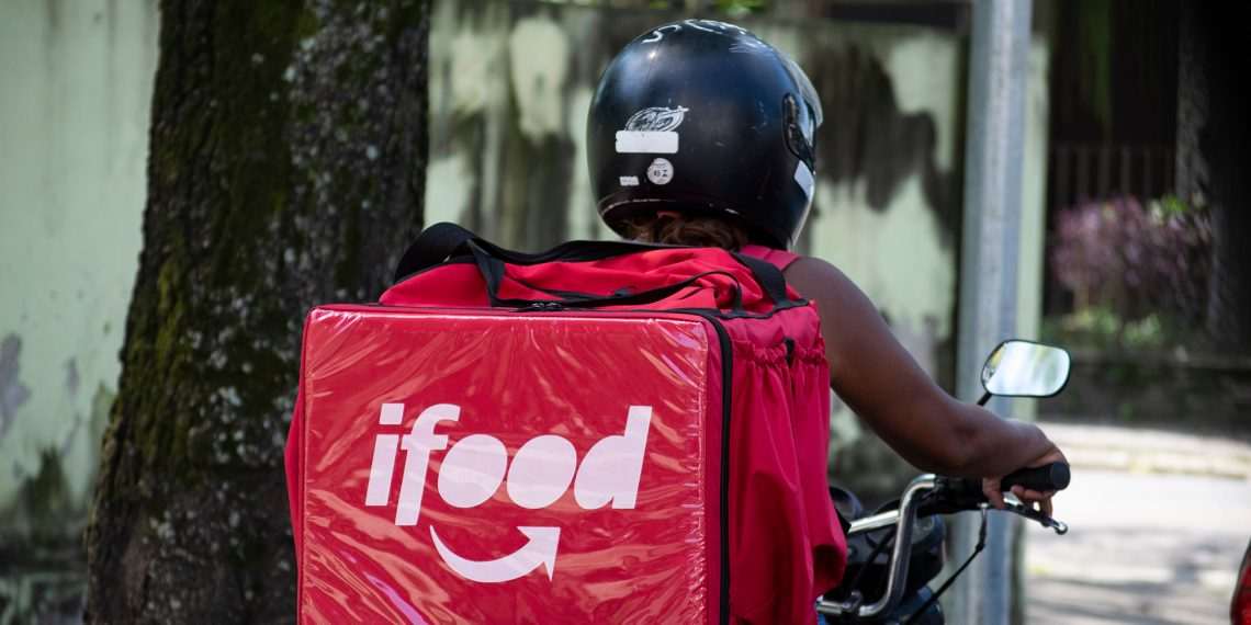 iFood anuncia reajuste de até 15,4% na taxa mínima paga aos entregadores