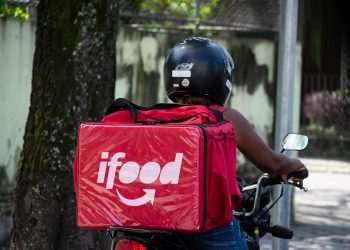 iFood anuncia reajuste de até 15,4% na taxa mínima paga aos entregadores