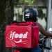iFood anuncia reajuste de até 15,4% na taxa mínima paga aos entregadores