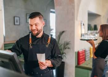 Com crescimento de 5,8%, setor de bares e restaurantes registra maior salário médio da história