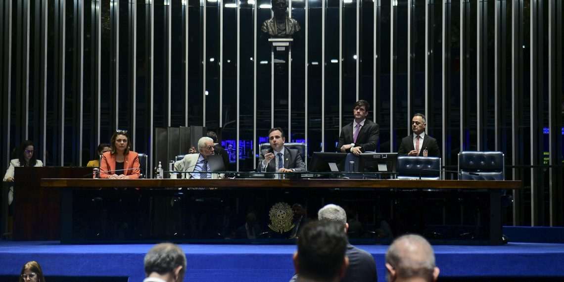 Plenário do Senado Federal durante sessão deliberativa extraordinária. Ordem do dia. 

Na pauta, o Projeto de Lei n° 6.012, de 2023 (Substitutivo da Câmara dos Deputados), que "altera as Leis nºs 13.999, de 18 de maio de 2020, e 12.087, de 11 de novembro de 2009, para assegurar que os recursos do Programa Nacional de Apoio às Microempresas e Empresas de Pequeno Porte (Pronampe) sejam permanentes; e dá outras providências". 

Mesa:  
senadora Leila Barros (PDT-DF);
líder do governo no Senado Federal, senador Jaques Wagner (PT-BA);
presidente do Senado Federal, senador Rodrigo Pacheco (PSD-MG).

Foto: Pedro França/Agência Senado