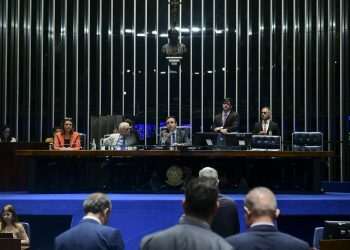 Senado aprova teto para salário mínimo e mudanças no BPC