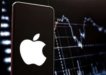 Vendas globais de iPhone caem 2% em 2024, em contraste com mercado geral