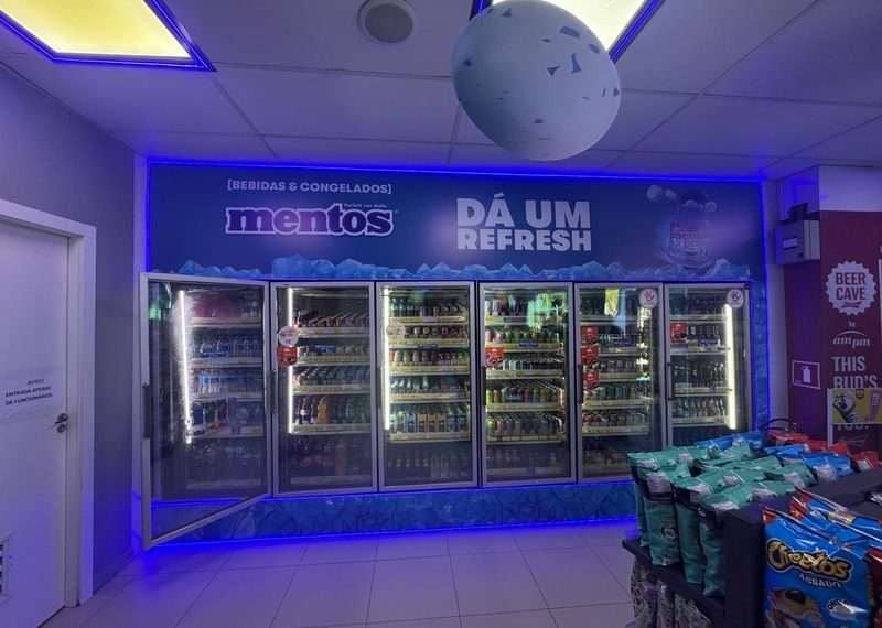 AmPm trsnforma lojas de São Paulo em parceria com Yoki e Mentos