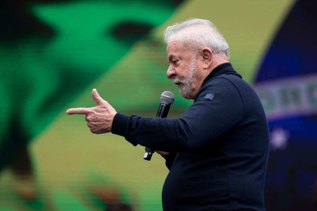 Lula diz que não bate continência para outra bandeira e que Brasil tomará medidas sobre tarifas