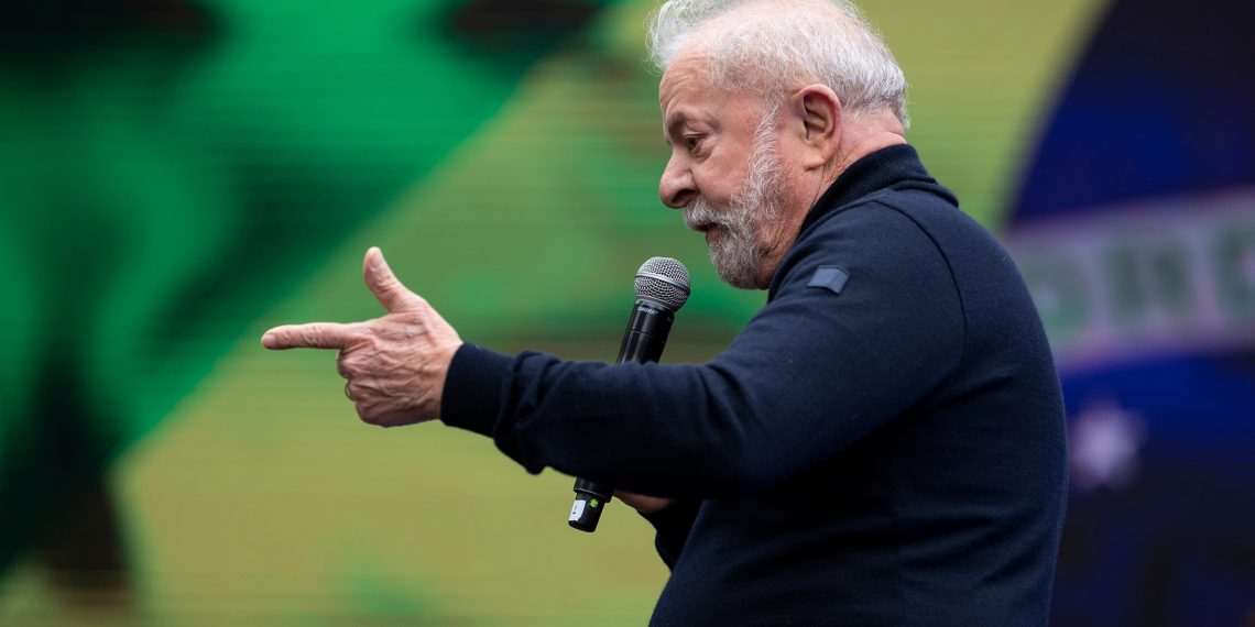 Lula diz que não bate continência para outra bandeira e que Brasil tomará medidas sobre tarifas