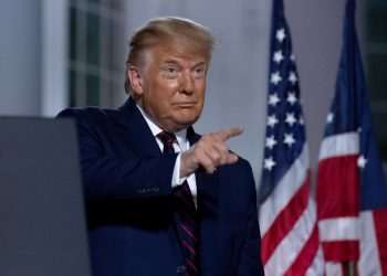 Trump defende tarifas sobre carros e diz que ação terá impacto positivo na indústria dos EUA