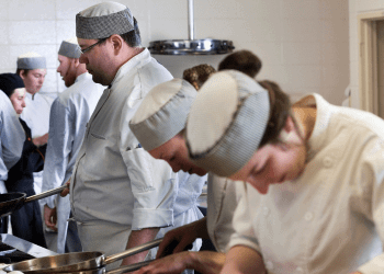 Número de processos trabalhistas no foodservice cresce 15% em 2024