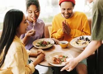 Foodservice e a geração Z: redefinindo a experiência gastronômica