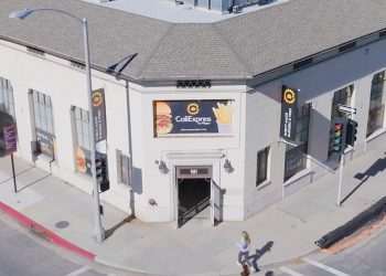 Hamburgueria CaliExpress tem chef robô e pagamento biométrico