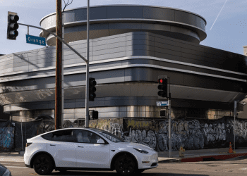 Tesla entra no ramo de foodservice com restaurante retrô-futurista em Los Angeles