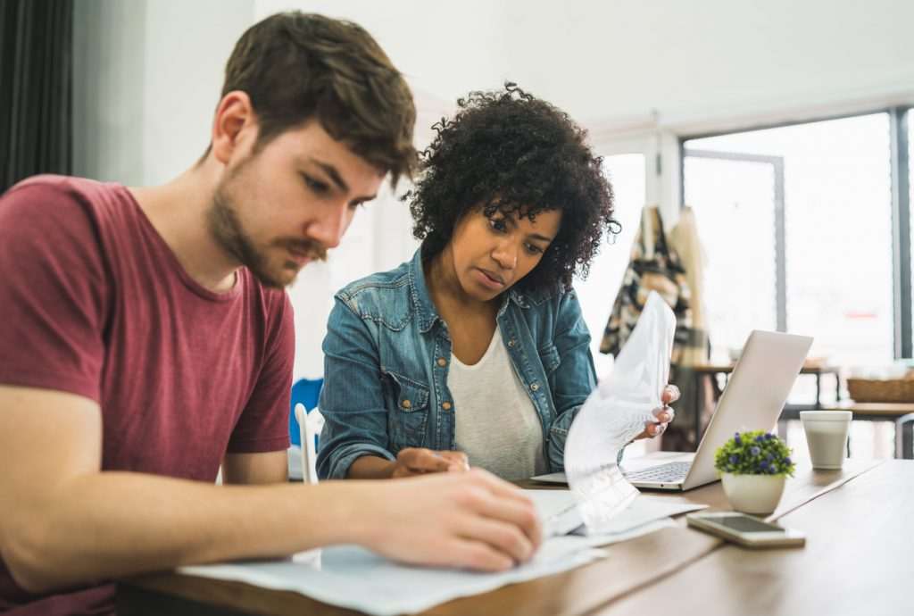 Taxa de inadimplência nas escolas cai mais de 2% em 2024 e chega a 20,36%
