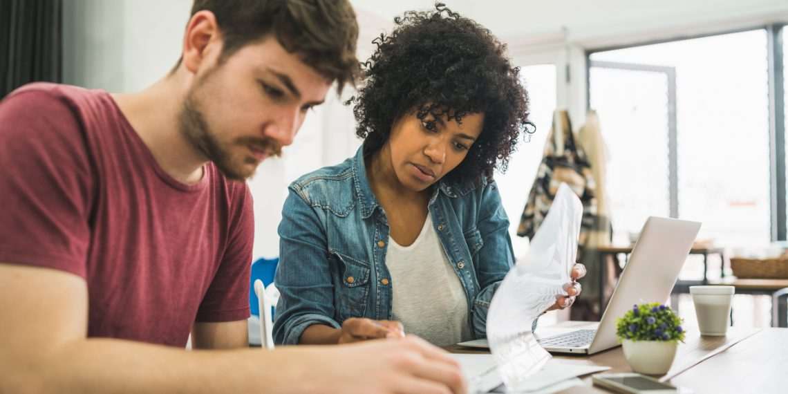 Taxa de inadimplência nas escolas cai mais de 2% em 2024 e chega a 20,36%