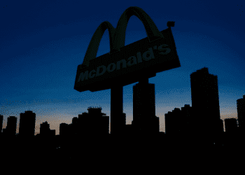 McDonald's apaga as fachadas para conscientizar o público sobre as mudanças climáticas