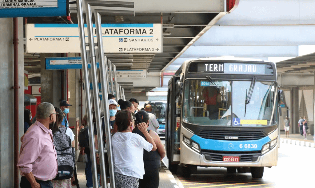 Setor de serviços recua 0,2% em janeiro, influenciado por transportes