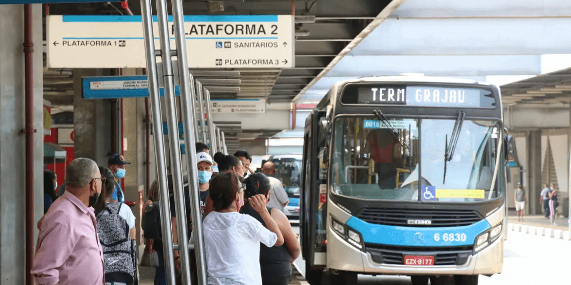 Setor de serviços recua 0,2% em janeiro, influenciado por transportes