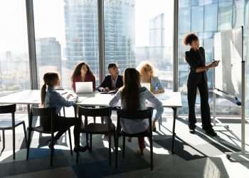 Dia da Mulher: número de mulheres CEOs sobe para 6% no Brasil