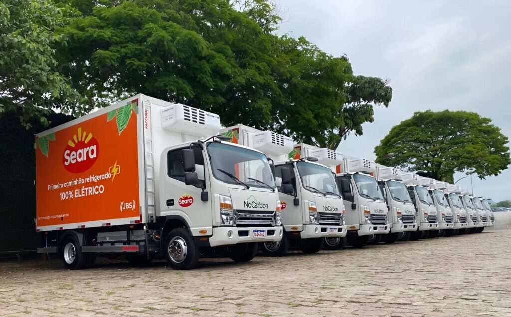 JBS expande frota elétrica e evita emissão de 5,2 mil toneladas de CO₂ em três anos