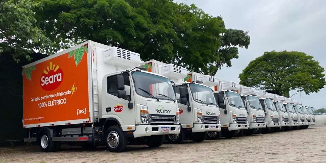 JBS expande frota elétrica e evita emissão de 5,2 mil toneladas de CO₂ em três anos