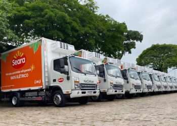 JBS expande frota elétrica e evita emissão de 5,2 mil toneladas de CO₂ em três anos