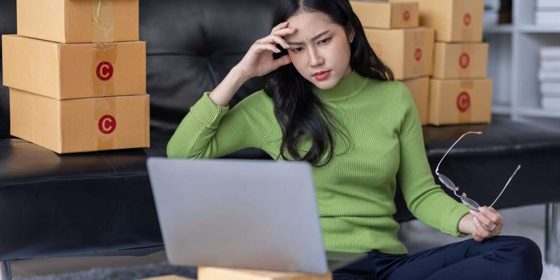 Varejo brasileiro recua 1,6% em março, puxado por queda de 12,9% no e-commerce