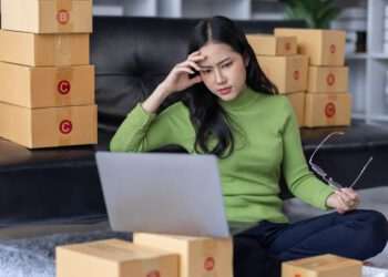 Varejo brasileiro recua 1,6% em março, puxado por queda de 12,9% no e-commerce