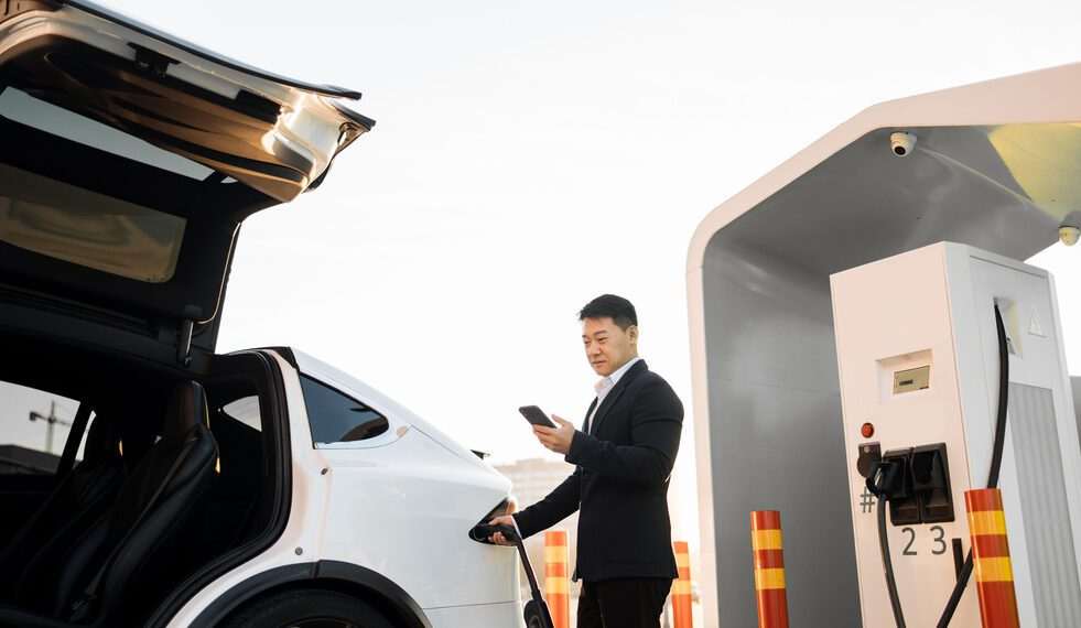 China quer que veículos elétricos sejam principal segmento de venda de carros novos até 2035