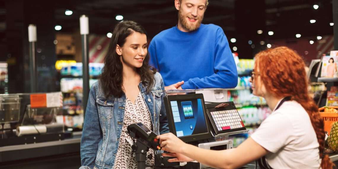 Após adiamentos, regra para trabalho no comércio aos domingos vai entrar em vigor