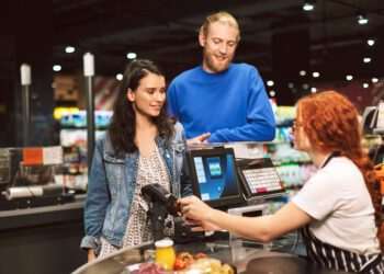 Após adiamentos, regra para trabalho no comércio aos domingos vai entrar em vigor