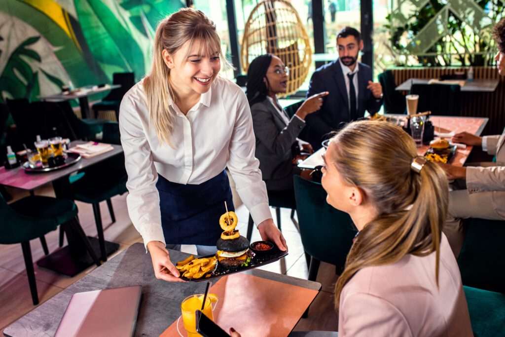 Foodservice aposta na cultura da hospitalidade para conquistar clientes e engajar equipes