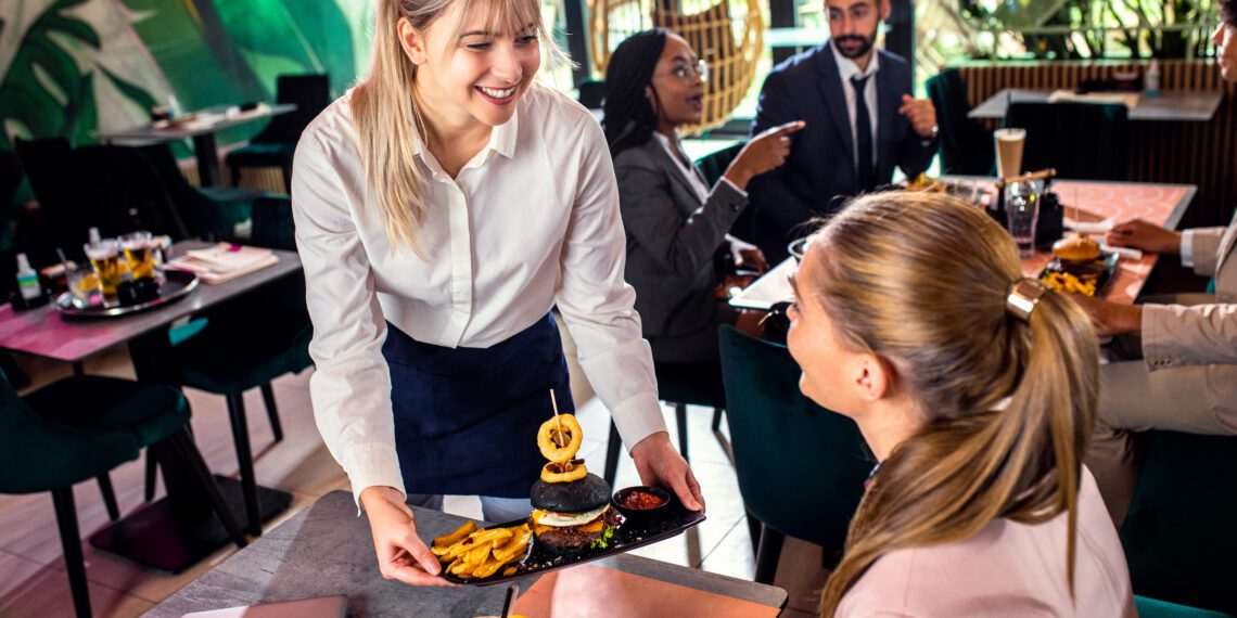 Foodservice aposta na cultura da hospitalidade para conquistar clientes e engajar equipes