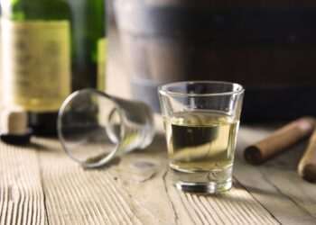 Produção de cachaça tem crescido, mas setor lamenta preconceito